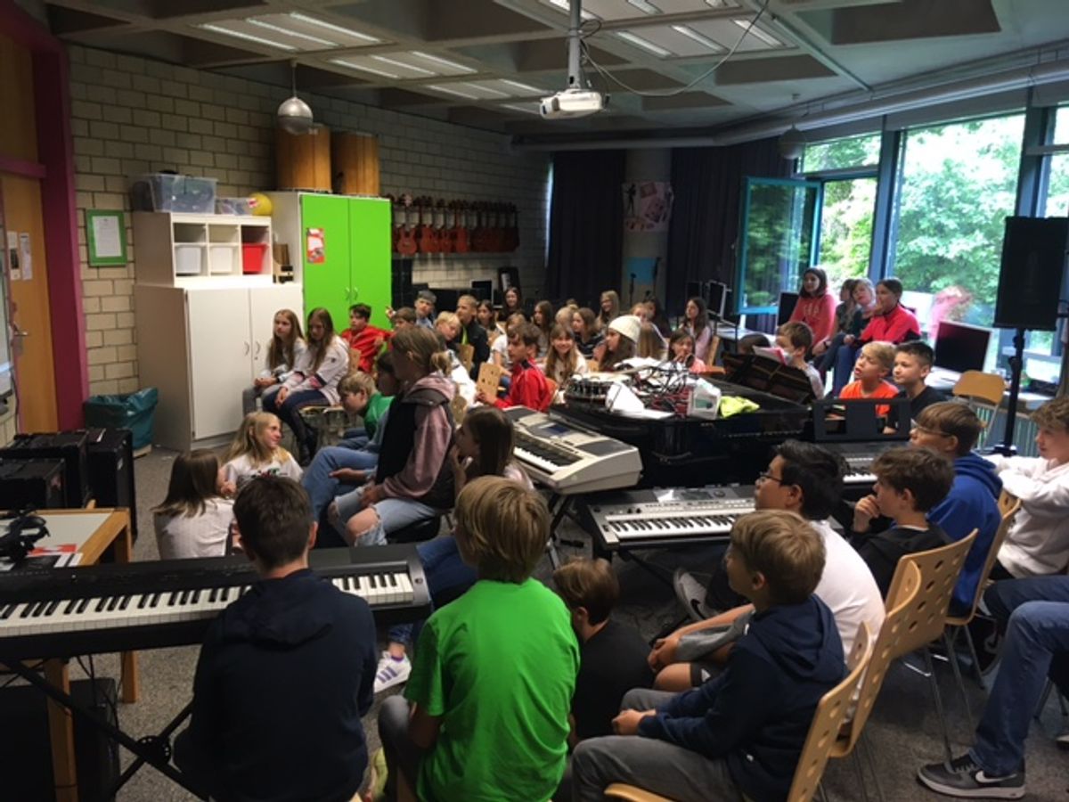 „Public – Viewing“ im Musiksaal