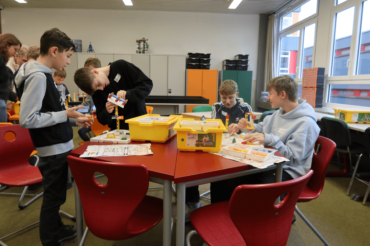 Roboter selbst zusammenbauen und programmieren