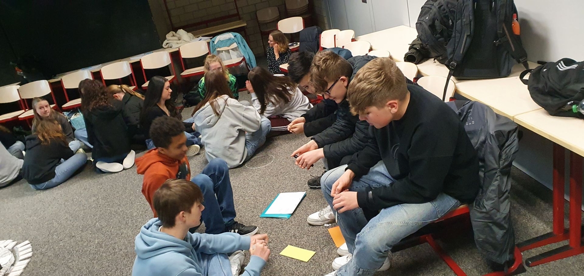 Jungs Vordergrund Gruppenarbeit