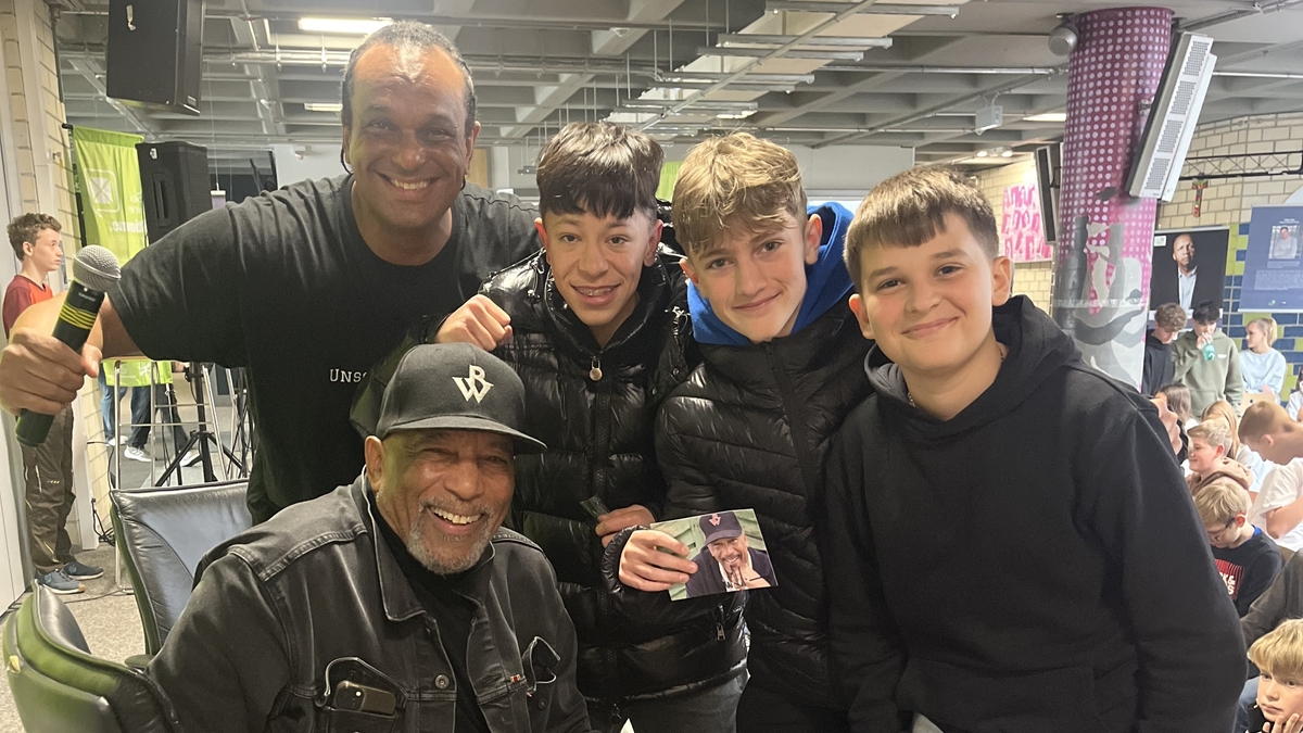 Martin Rietsch und Stargast Ron Williams mit Schülern