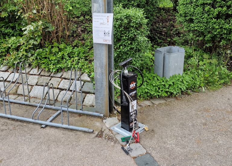 Reparaturstation im Fahrradunterstand