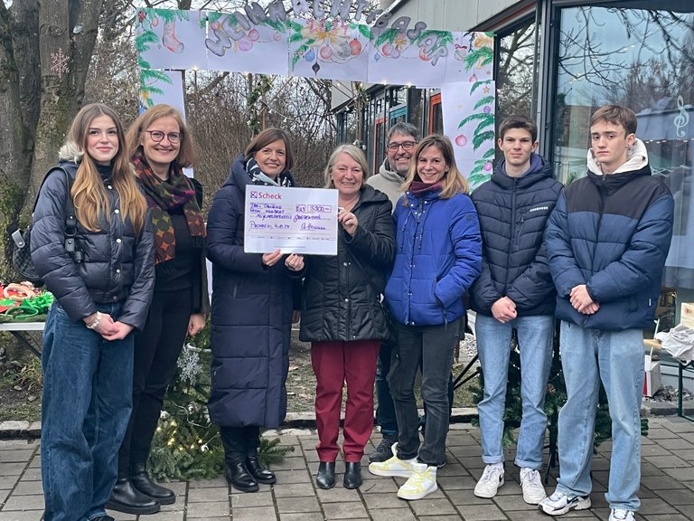 Scheckübergabe Asylhelferkreis Gröbenzell